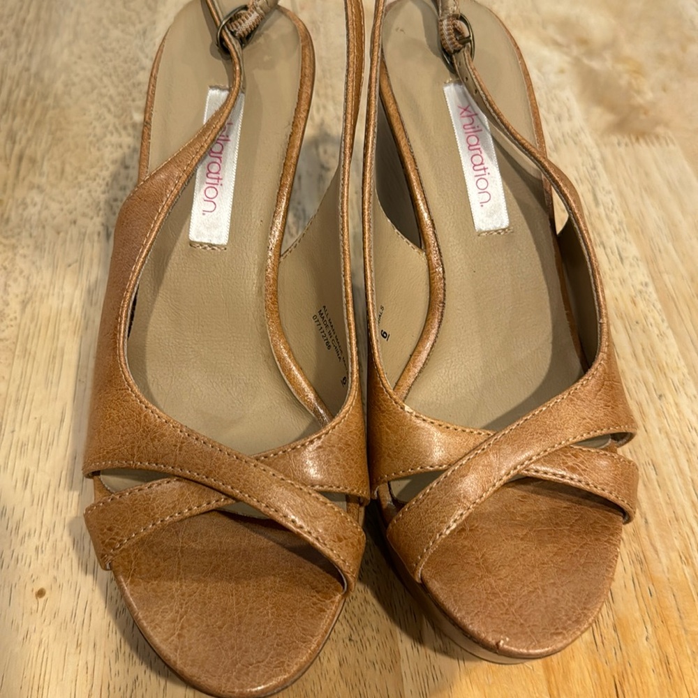 NWOT tan wedge platform wedge shoes size 6